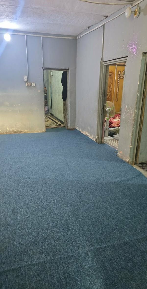 بيت عدال معالي بنزلت الغاز البيت يتكون من اغرف3 وهول اومطبخ اوبراني اوصحيات اوطارمه جبير المساحة 200متر البناء بلوك  اوبي كافت الخدمات اومدارس قريبه الجهد الهندسي جاي يشتغل بلشارع التبليط بلباب مشمول بلطابو زراعي مكاتبه عوزه بس الواجهيه يرادله لباخ االداخل كله سيراميك ب17قفل ***********
