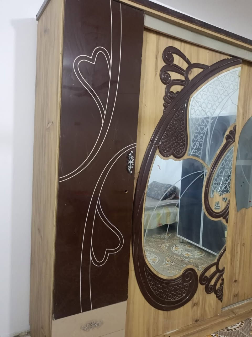 سلام عليكم كنتور خشب ابو ال 6 نضيف كلش لخشب مالته لبلوك لتركي الزان لخشبه لقويه. نضيف عوزه ترتيبات بسيطه سعره  خاص او تصال او واتساب ***********. مكانه ناصريه مركز مدينه
