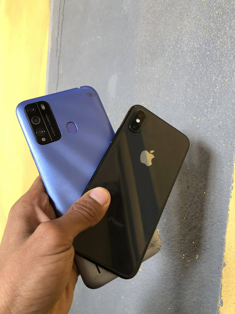 جهازين للبيع 
شغالات مابيهن اي خلل 
ايفون اكس بطاريه 100 مفتوح تخطي شاشه وبطاريه
احسن نوعيه بل سوك 
السعر 115 ثنيهن بيهن مجال للطيبين ***********
مكاني ايمن
