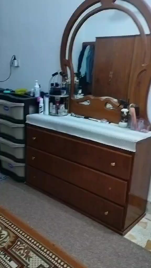 غرفه نجاره ونضيفه سعرهه 400 وبيها مجال.. ***********
