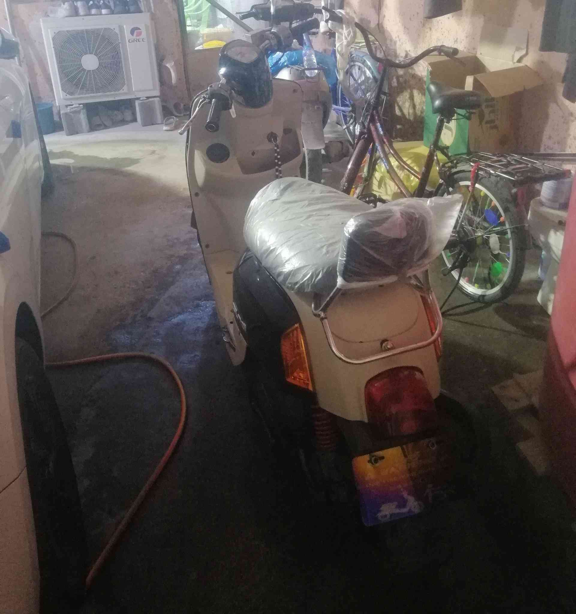 السلام عليكم دراجة ماكس بوليسي2007 أسود داخل كريمي مكينة كفالة بل جيس صوتهة ما ينسمع وين ما تريد تفحص مكينة افحص كلشي شغال بيها أشاير ودراجة صدك حلوة ونضيفة سعرها ١٠٠٠٠٠٠ مليون وبيها مجال
مكاني البصرة قبلة للأستفسار أكثر واتساب ***********
