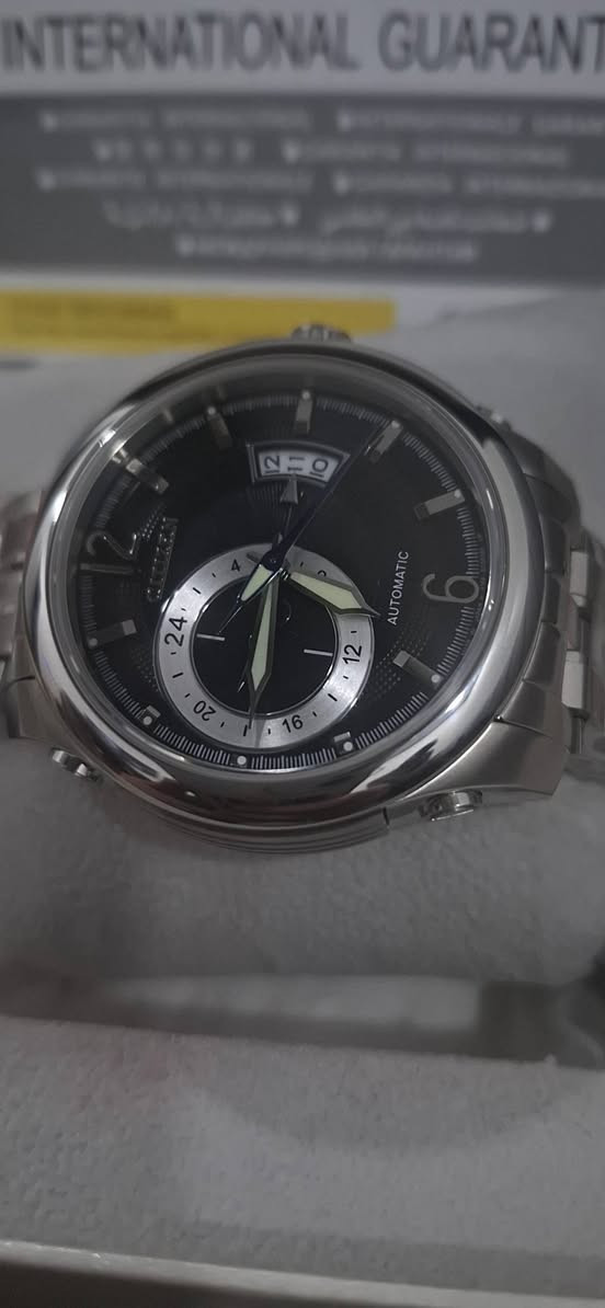 ساعة سيتزين Citizen غير مستعمل بالاستيكرات
made in Japan 
 كامل مرفقات مع كارت الضمان دولي
اوتوماتيك
انتاج 2010
قطر 43 
ظهر كشف
مينة سوداء مشطبة 
توقيت 12 ساعة +توقيت 24 ساعة
يوجد توصيل لجميع المحافظات 
لمعرفة السعر التواصل على الماسنجر او الواتس اب 
***********
