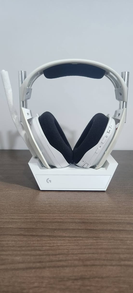 السلام عليكم شباب
 للبيع سماعة القيمنق الاحترافية Logitech G Astro A50 Gen 5 LIGHTSPEED Wireless النسخة البيضاء  مع قاعدة الشحن اللاسلكية. 
 مستعملة استخدام خفيف جداً ونظيفة تماماً (بحالة شبه الجديدة 100%).

أبرز مواصفات هذا الجيل (Gen 5):
​مشغلات PRO-G GRAPHENE: أحدث تكنولوجيا صوتية من لوجيتك لتعطيك نقاء صوت مذهل وتحديد اتجاهات دقيق جداً بالألعاب (Dolby Atmos).
​ميزة PLAYSYNC AUDIO: تدعم الربط والتحويل الفوري بضغطة زر واحدة بين 3 منصات (PC / PlayStation 5 / Xbox) أو الـ Nintendo Switch عبر منافذ الـ USB-C المحدثة في القاعدة.
​وايرلس وبلوتوث معاً: تدعم تقنية LIGHTSPEED اللاسلكية فائقة السرعة، وتقدر تربطها بنفس الوقت بلوتوث على تليفونك وتسمع ديسكورد أو موسيقى وأنت تلعب.
​مايكروفون احترافي: مايك بدقة 48 kHz يعطي صوت واضح جداً للبث والمحادثات.


**إذا كنت صاحب هذا الإعلان وتريد حذفه لأي سبب، رجاءا أرسل رسالة إلى الدعم الفني**