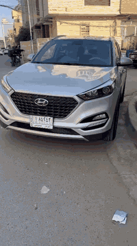 السلام عليكم للبيع توسان موديل 2018وارد امريكي ضربتها بنيد ودعاميه بالعراق مضروبه وباب الخلفي على بارد ماشيه 47مشروع وطني  مواصفات السياره كير سبورت تحكم ستيرن شاشه جبيره تدفئه تبريد فول محرك 2000 دوش السعر148 وبيه مجال مكان الاعظميه شارع ضباط رقم ***********
