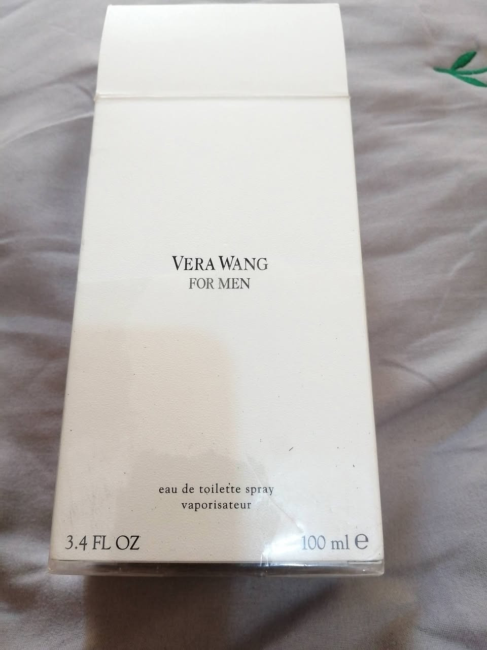 السلام عليكم
*للبيع عطر فيرا وانغ رجالي أصلي - Vera Wang for Men EDT 100ml* 

*المواصفات:*
- *النوع*: أو دو تواليت رجالي 
- *الحجم*: 100ml - باقي بيه تقريباً 70-75% 
- *الصناعة*: Made in USA أمريكي أصلي 
- *الباركود*: 88575117004 
- *الريحة*: كلاسيكية نظيفة - برغموت وزنجبيل + خشب الأرز والمسك + عنبر وفانيلا
- *الثبات*: 4-5 ساعات على الملابس
- *الحالة*: مفتوح ومستخدم، البخاخ شغال 100%

*ملاحظة*: العطر توقف إنتاجه وصار نادر، محبين العطور الكلاسيكية يدورون عليه.

*السعر: 55,000 دينار  المكان حي النواب قرب اسواق برتقاله🌹


**إذا كنت صاحب هذا الإعلان وتريد حذفه لأي سبب، رجاءا أرسل رسالة إلى الدعم الفني**