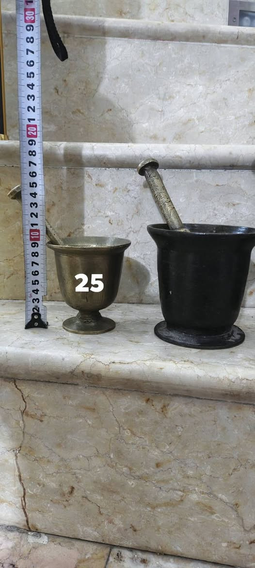 سلام عليكم هاونات بغدادي قديم ارتفاع والسعر موضح بالصور هاونات قديمه ثقيل الهاون الحبير لونه نادر ارتفاع حلو 20 
***********
