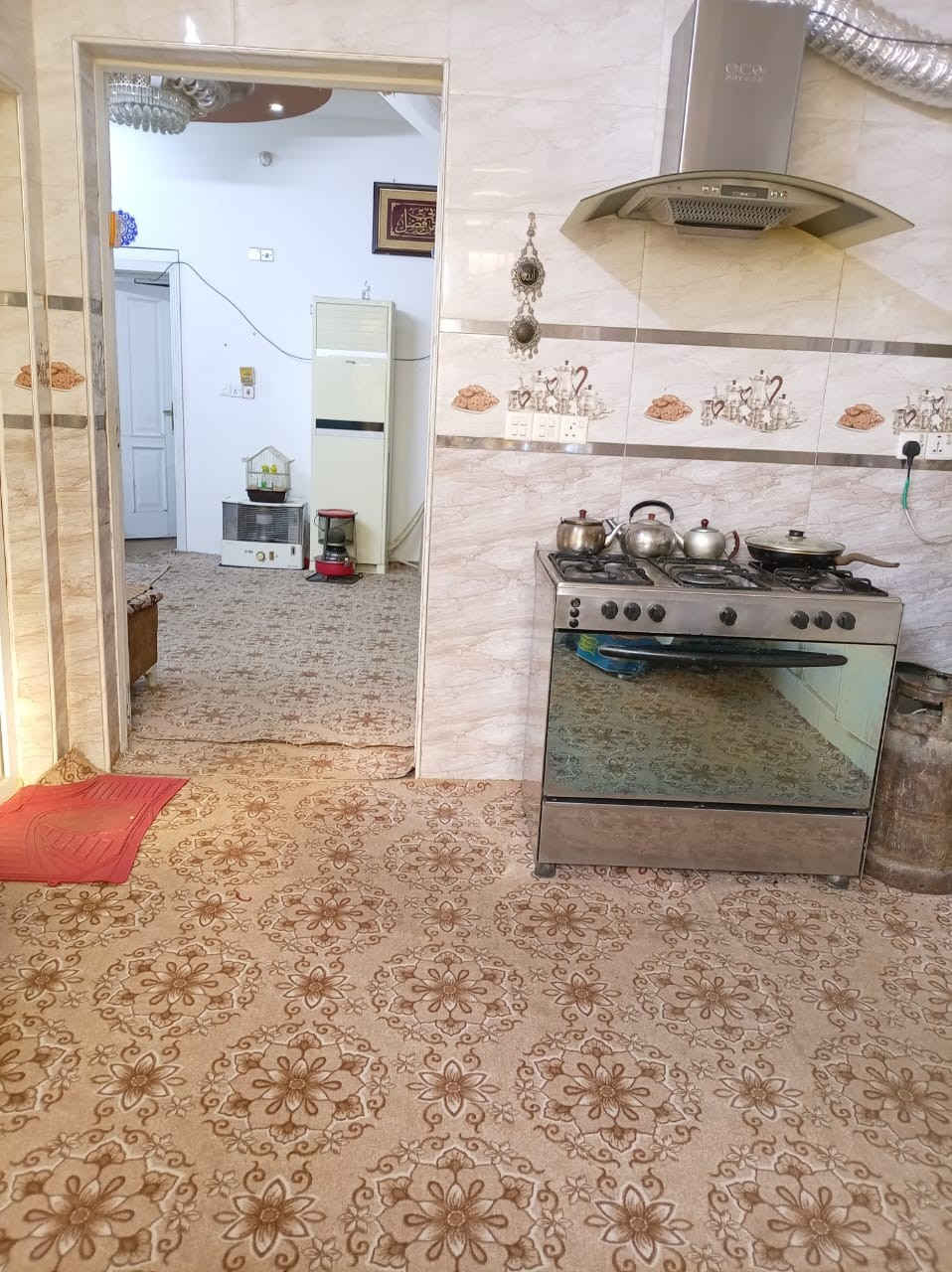 دار للبيع حي الزهراء ١٠٠م الواجهة ١٠×١٠ شارع ١٥متر بناء ٢٠١٩ 
الطابق الارضي غرفة وصالة ومطبخ وصحيات داخليه وخارجية
الطابق الثاني ٣غرفه نوم وحمام وصالة ودرج للطابق الأخير يحتوي على غرفة مخزن وصالة وسطح 
المبلغ المطلوب ٣٢٥ مليون مع المجال 
***********
حسين الرماحي
