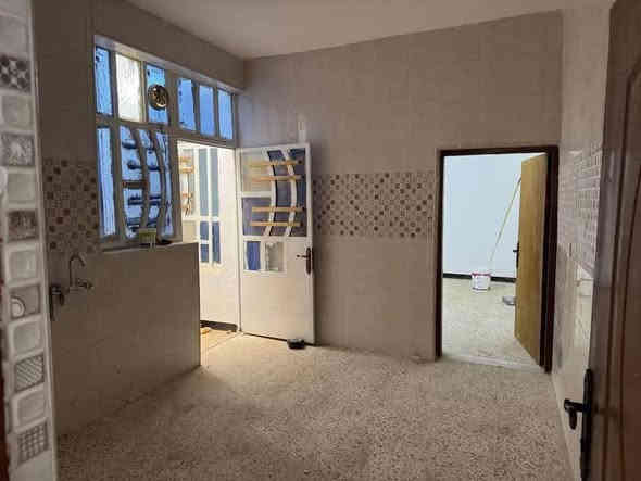 السلام عليكم بيت للايجار
المساحه110م يحتوي على غرفه نوم واستقبال ومطبخ وهول وحمامين جاهز من كلشي بدون نقص 
العنوان شارع الجواهري قريب على التبليط
الايجار ب300
للتواصل ***********
