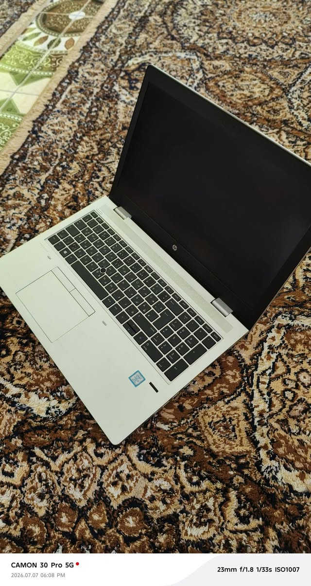 السلام عليكم للبيع لابتوب نوع hp باله انضف من النضيف شرط استعماله اذا اكلك قليل والله اجذب عليك لأن قليل جداا استعمله مااهواهه ابد...
تصميم عصري ونظيف: هيكل خارجي أنيق بلون فضي وبحالة ممتازة وخالٍ من العيوب الظاهرة.

معالج Intel Core i5: من الجيل الثامن القوي لضمان أداء سريع وسلس في الدراسة والعمل اليومي.

كيبورد عربي متكامل: لوحة مفاتيح كاملة تحتوي على الحروف العربية ولوحة الأرقام الجانبية الكاملة.

حماية بالبصمة: مستشعر بصمة إصبع مدمج وسريع لتأمين قفل وحماية بيانات الجهاز.

شاشة واسعة 15.6 بوصة: حجم مثالي لمشاهدة الأفلام، الدراسة، والعمل على البرامج براحة تامة.

قارئ أقراص CD/DVD: ميزة نادرة بالأجهزة الحديثة ومطلوبة جداً لتشغيل الأقراص والملفات المخزنة.

ترسانة منافذ متكاملة: يحتوي على جميع المنافذ (HDMI و VGA و LAN و USB 3.1 و Type-C).

بدون تحويلات خارجية: المنافذ المتنوعة تغنيك تماماً عن شراء أي وصلات أو تحويلات إضافية مكلفة.

الملحقات : الجنطة والشاحنة الأصلية . 
السعر : 350 وبي مجال بسيط مستعجل ع بيعهه. 

مكاني الكوت


**إذا كنت صاحب هذا الإعلان وتريد حذفه لأي سبب، رجاءا أرسل رسالة إلى الدعم الفني**