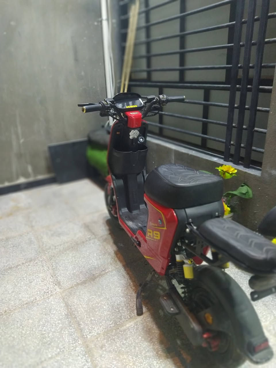 سلام عليكم  عندي دراجة ار 9 كهربائية   ولدراجة ٨باتريات وعقل رياضي لون ازرك ولدراجة ستة نمرة  ومعمل الدراجة من ولي هاي شركة يابانية ودراجة بيهة مواصفات حلوة ومديل 2026 وعني الدراجة واحد على  واحد خير من لله  الدراجة  وبيهة بلوتوث وبيهة مثبت سرعة ودبل الكدام دهن ولورة غاز يعني اطب بطسة ماتحس بيهة  وبيهة لايت عال ناصي وبيهة دبل اشاير  والملف مال الدراجة 3500واط يعني طيارة وسرعة 100 ودراجة مراوس بدراجة فراشة او ماكس عدلة او كامكو واذا الدراجة نضيفة انطي فرق وكون شرط المكينة والكفرات وهذا رقمي ***********. ومكاني النجف
