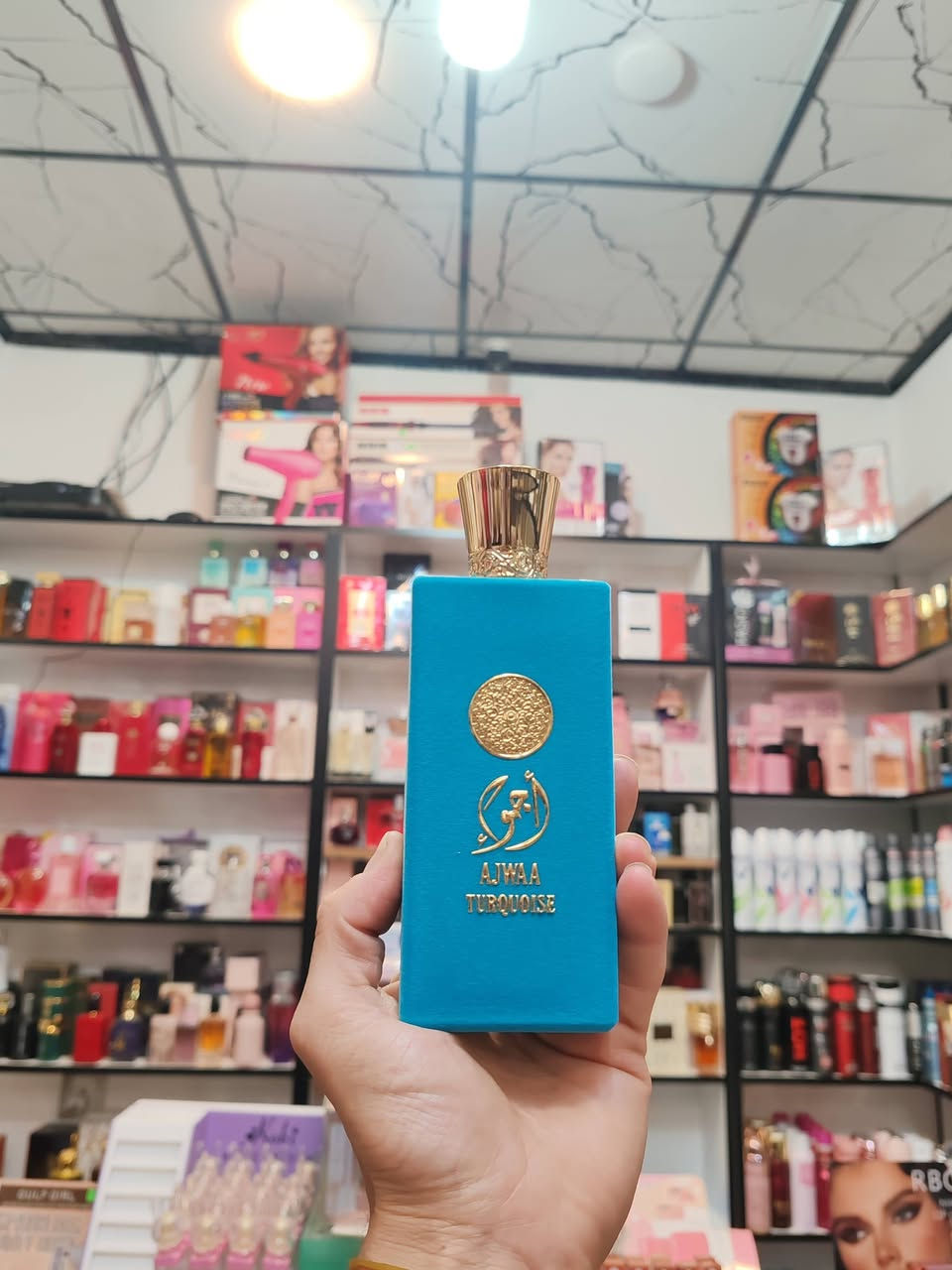 يأتي العطر بتركيز أو دو برفيوم (Eau de Parfum) وبحجم 100 مل، وهو مصنف كعطر زهري - شرقي مناسب للجنسين. تتميز زجاجته بتصميم جلدي باللون الفيروزي الجذاب مع غطاء وتفاصيل ذهبية فاخرة.تتكون تركيبته العطرية من التوليفة التالية:إفتتاحية العطر: الكشمش الأسود (Black Currant)، الفانيليا، والزعفران.قلب العطر: الورد الدمشقي والزهور البيضاء.قاعدة العطر: البنزوين (الجاوي)، الأمبروكسان، ونجيل الهند.


**إذا كنت صاحب هذا الإعلان وتريد حذفه لأي سبب، رجاءا أرسل رسالة إلى الدعم الفني**