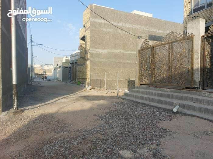 بيت للبيع بناء سنة 2024 طابقين في ابو الخصيب عويسيان قرب مدرسة الإعلام 
البناء طابوق للطابقين عدا الستارة والبيتونة فرمستون وبلوك
البيت طابو زراعي والمالك عراقي موجود 

مكونات البيت :
 الطابق الأول (الارضي) يحتوي على (غرفتين+صالة ومطبخ +إستقبال +كراج +صحيات+حمام+صحيات خارجية  + منور عدد 2 )
الطابق الثاني :
شقتين منفصلتين :
الشقة الأولى درجها معزول 
تحتوي على :
غرفتين منام +صالة مفتوحة + مطبخ +صحيات+منور+بلكونة
أما الشقة الثانية ناقصها فقط تشطيب كاملة تحتوي على :
غرفة 1
صالة كبيرة 1
صحيات 1
مواصفات البيت :-
-المساحة الكلية 228 متر
مساحة البناء 310 متر للطابقين 
- الواجهة  12وربع متر 
 -والنزال 19 متر 
علمآ ان الطابق الأرضي كهربائياته معزلة عن الطابق الثاني من ناحية الكيبل والدكم والجوزات الخ ..
والطابق الثاني كذلك ......
- الكهربائيات:- الجوزات والدكم والبلك سويج  شركة اوزن الاصلي 
علمآ يوجد خط ثاني لكل طابق 
ويوجد كذلك خط انترنت كامل .
البيبان والشبابيك :-
الشبابيك مع الكتائب cnc للطابق الأرضي والطابق الثاني. 
-الجنلات والفريمات 4 ملم .
-وبيبان الغرف والاستقبال شغل عراقي صاج درجة أولى للطابقين . 
-والجراجيب ماليزي جاوي .
-بيبان الصحيات المنيوم تفصال للطابقين.
ملاحظة/ المنطقة جديدة ومعزولة عن المنطقة المجاورها كاملة من ناحية الخدمات
 البيت يبعد عن الشارع العام الرئيسي 150 متر .
 رايده (260 مليون) وبي مجال
*********** البصرة, العراق
