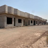 قطعه ارض زراعي للبيع المساحه الكليه 2150 مشيد عليها أربع بيوت ومضيف وا...