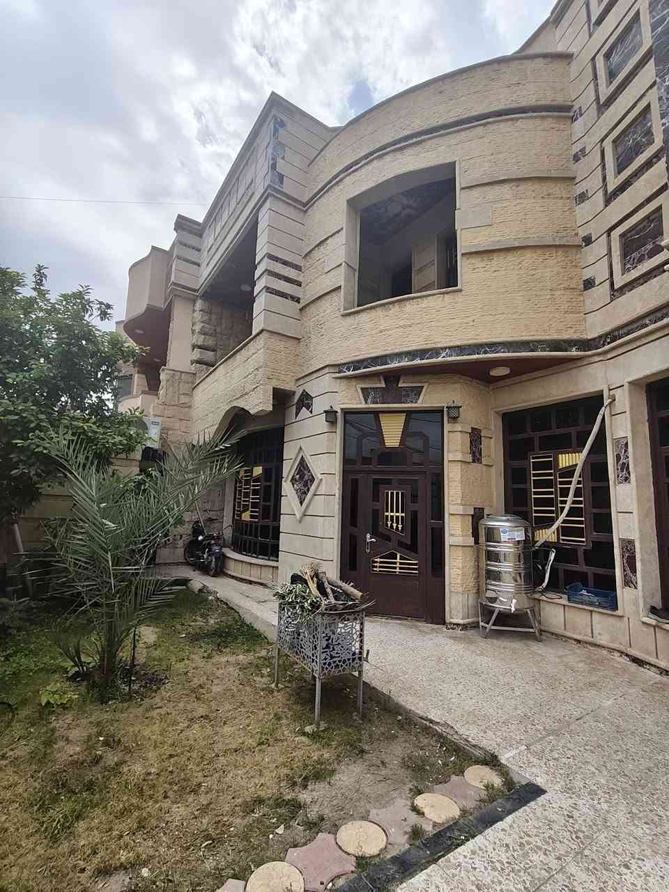 يالله 
بيت للبيع  في الفلوجه الجغيفي الثانيه 
المساحه 250م 
مكون من اربع غرف نوم 
ومطبخ حار بارد 
وهول ودوانيه وصاله 
مجموعه صحيه فوك وجوه وخارجيه 
مناور ثنين 
التواصل ***********
