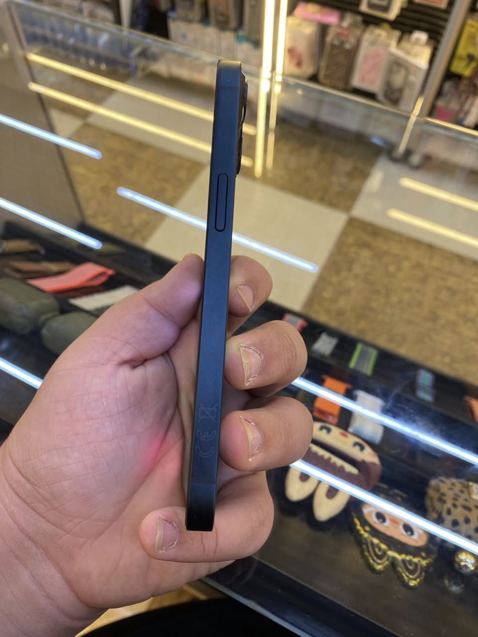 ايفون 13. العادي. الكامر سيلفي متشتغل  تجي تفصح وتروح توصيل ماعندي. عنواني بغداد باب المعضم السعر 170 فقط وتساب. متواجد / ***********
