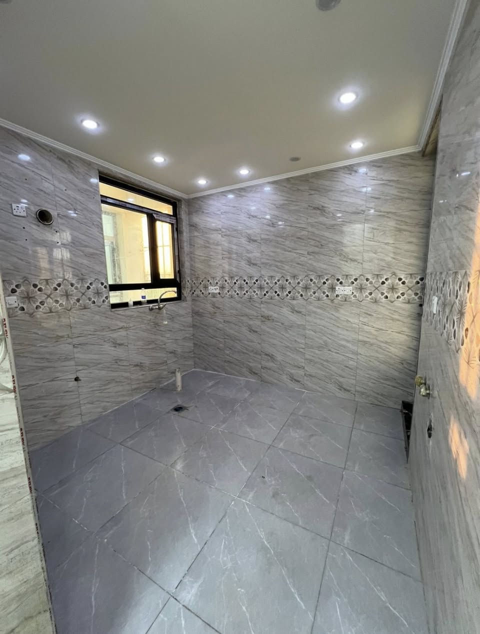 🔴 زيونة محله 714  قرب شارع الربيعي
🔴شقه حديثه للايجار طابق ثاني 

🔴 الشقه جدا كبيره

🔴 مصعد

🔴تحتوي على:

🔴صاله ومطبخ

🔴 غرفتين نوم : وخدمات

التفاصيل اكثر يرجى الاتصال على

📞***********

📞***********
