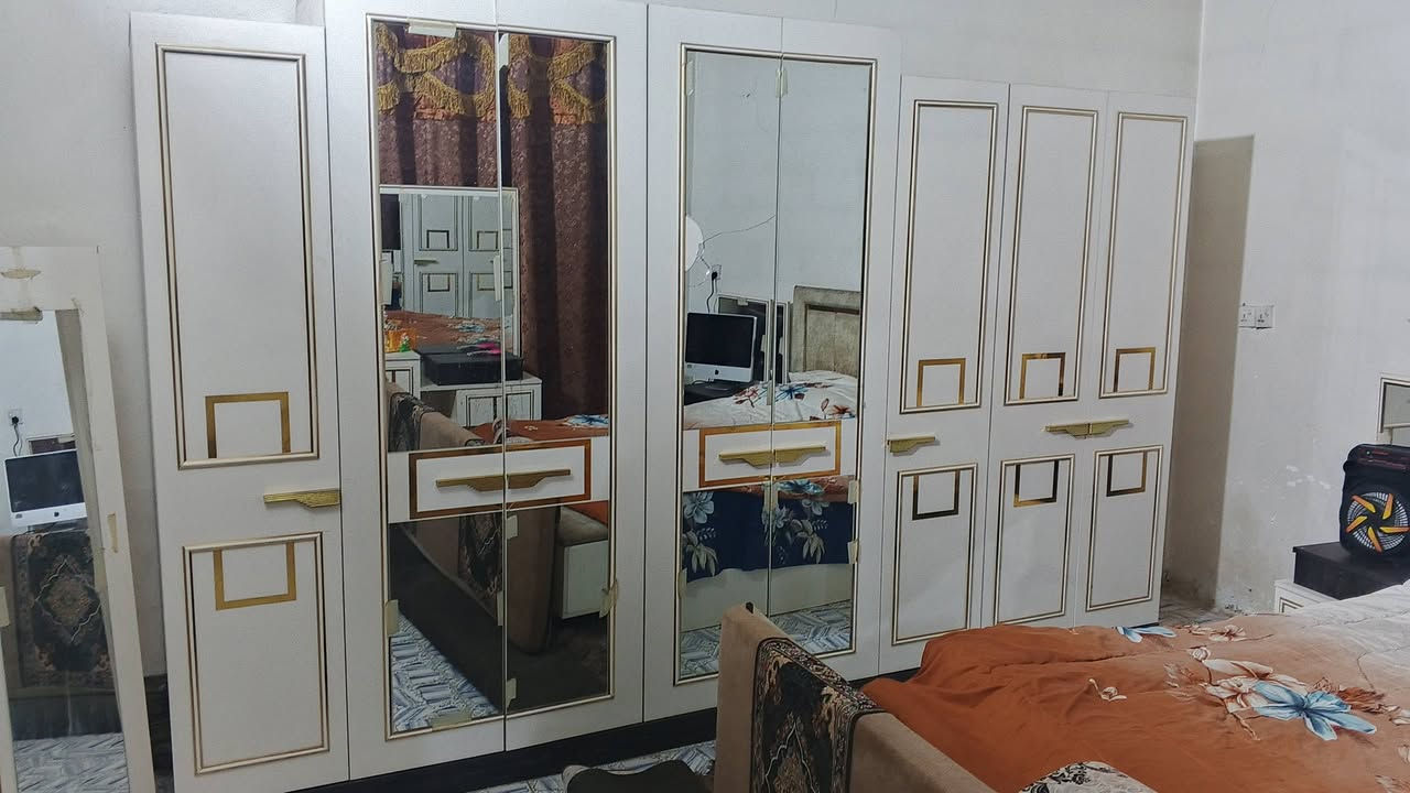 غرفة تركية 9 قطع اضرار جدآ بسيطة
السعر 650 الف مجال بسيط حك الجية 
*********** واتساب
