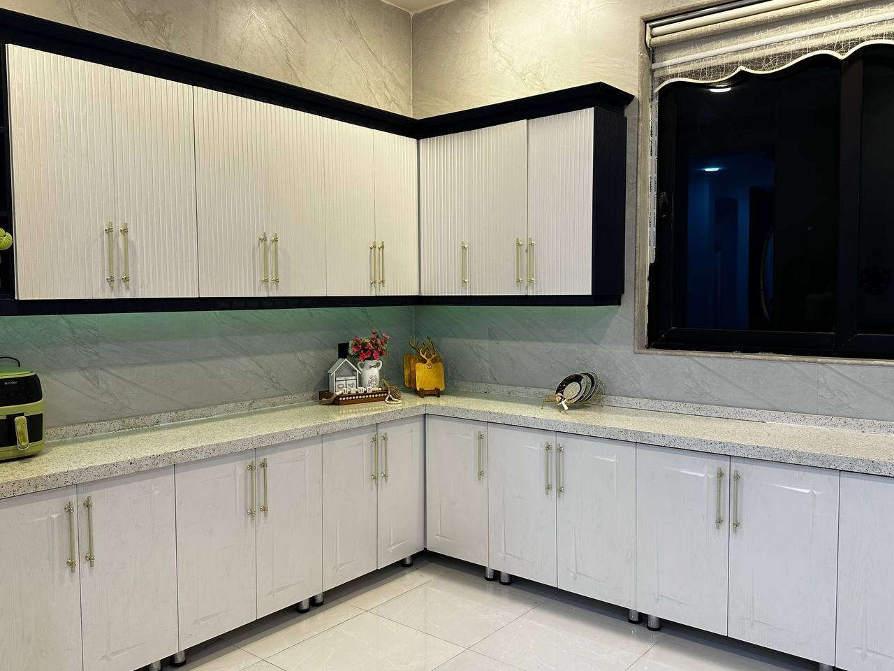 السلام عليكم
اللهم صل على محمد وال محمد 
دار سكن حديث تصميم مودرن بناء سنة ٢٠٢٤ 
مساحة البناء ٢٠٠ متر طابق ونصف 
يحتوي على ٢ غرف نوم مع هول داخلي كبير ومطبخ عدد ٢ واستقبال كبيرة الطابق الثاني هول ومجموعه صحية …
مواد البناء كلها درجة اولى وتفاصيل واضحة بالصور …
موقع البيت الكوت حي الحوراء بين شارع الكفاح وشارع الحي  .. المنطقة خدمات كاملة ماء وكهرباء وصب شوارع  وعرض الشارع ١٧ متر ،

  السعر 120نقد
 والباقي  اسكان 53 مليون 
تسديد شهري290 الف يتحول على المشتري 

***********
