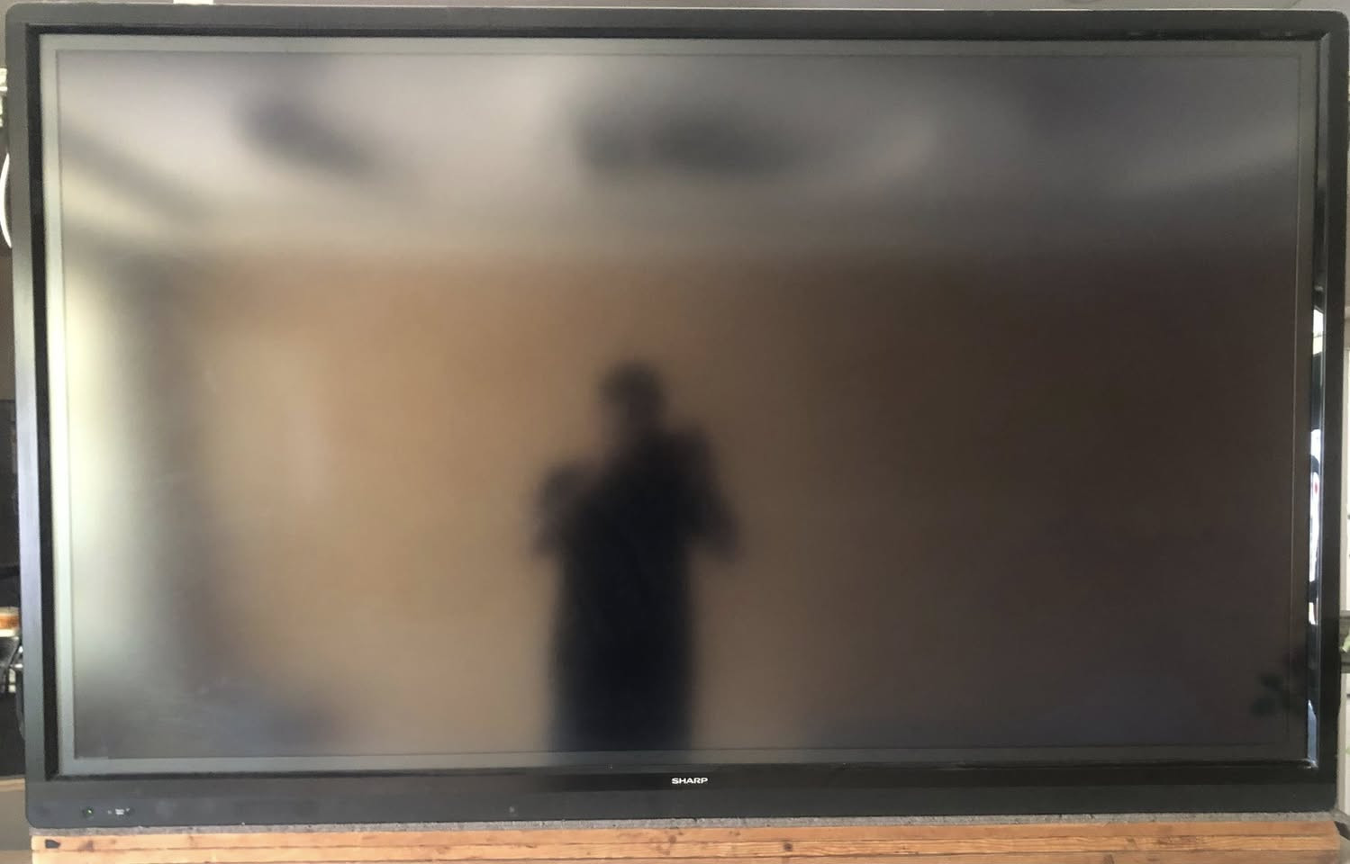 للبيع - شاشة تعليمية كبيرة Sharp 70" 4K 🔥  
SHARP PN-L703B Interactive Touch Monitor  
Made in Mexico  

الحالة: ممتازة جداً

المواصفات:
القياس: 70 إنش 4K UHD
صورة فائقة الوضوح
شاشة تعمل باللمس - يمكنك استخدامها باليد والقلم
مستخدمة للتدريس والمؤتمرات
تحتوي على منفذ HDMI، تتصل بسهولة باللابتوب و TV Box
حالة الشاشة 100% سليمة، بدون خدوش أو كسر

هذا الجهاز مناسب لـ:
المعلمين والمدارس
الشركات للاجتماعات
لمحبي الشاشات الكبيرة للألعاب والأفلام

ملاحظة: هذه شاشة مونيتور وليست تلفزيون. تحتاج إلى لابتوب أو Android TV Box للعمل.

السعر: 470$  
يوجد مجال بسيط للجادين

المكان: أربيل  
إذا أردت رؤيتها عن قرب، أهلاً وسهلاً.  
الفحص متاح بحرية.


**إذا كنت صاحب هذا الإعلان وتريد حذفه لأي سبب، رجاءا أرسل رسالة إلى الدعم الفني**