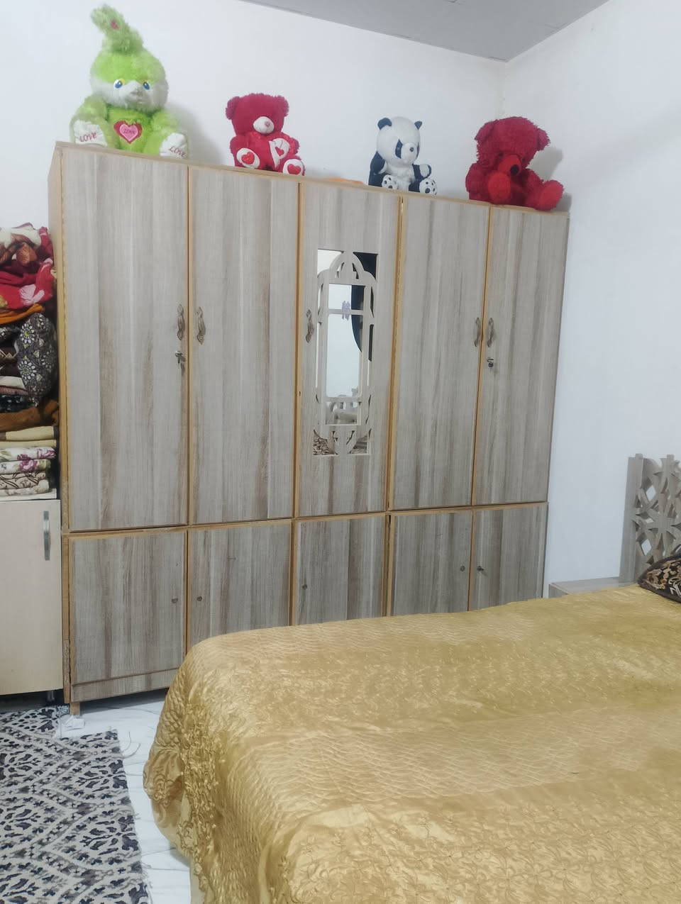 غرفت النوم للبيع السعر 300 الرقم الموبايل ***********
