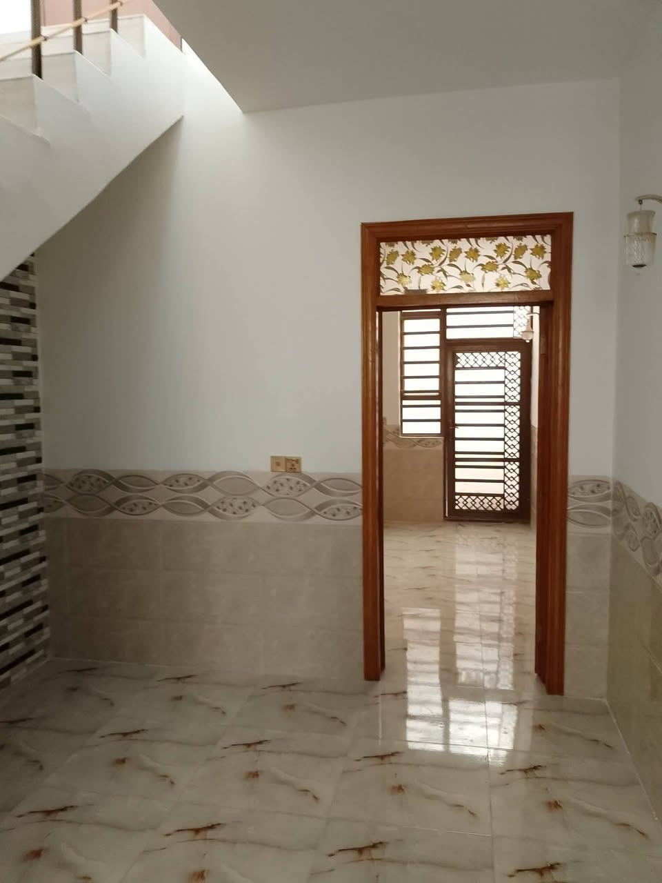 للبيع السعر مناسب جدا
مساحته 50متر طابق واحد 
مجمع حي الكرار عل حولي مستشفى الكفيل حولي الزوار 
سند 25 ومكاتبه مع صاحب الأرض وقرار محكمه 
يحتوي على مطبخ وصاله وغرفه نوم وصحيات داخليه وصحيات خارجيه وطارمه ومنور 
التفاصيل ***********
 واتساب
