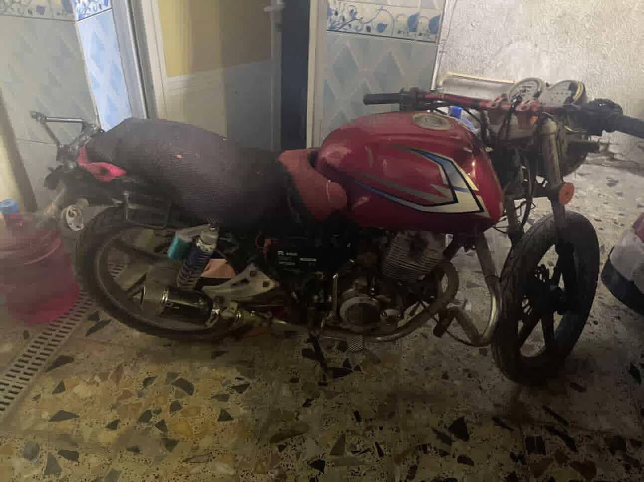 سلام عليكم دراجه للبيع مكينه دايون نكره سلف وهندر القمجي مال بانزين مكطوع وتاير الامامي بي رخاوه مكاني بغداد بلديات *********** سعر 250
