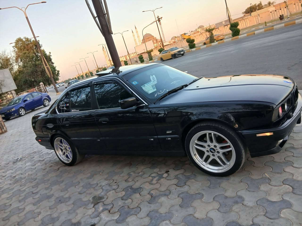 سلام عليكم 
525i وارد ياباني 
رقم انبار بسمي تحويل مباشر
كير مكينه مكفولات 
صدر أمامي خلفي جديد 
كهربائياتها كلها شغاله 
غرفه جديده 
سلايت شغال 
تبريد شغال بس كمبريسر بيها ضعف 
مكفوله من ضربه بخ جماليه فقط 
سياره متعوب عليه مال جناي 
مكان سياره الانبار فلوجه 
سعر 68 بيها مجال بسيط 
***********
