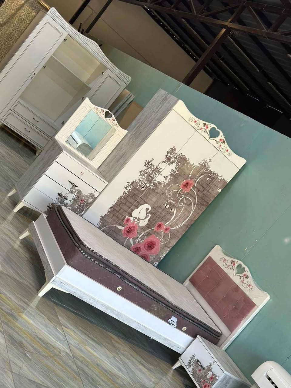 غرفة نوم بناتية مع دوشك طبي 5قطع نظيفة جدا
🌹🌹🌹🌹🌹 
السعر، 350الف 🔥🔥🔥🔥
. موصل الجانب الايسر /حي المثنى 
🌿🌿🌿🌹🌹🌹***********
الشارع المقابل لمنتزه المثنى
✅شارع عمارة النخيل 
✅وماكس جيم 
✅وازياء النمور 

داخل الفرع بالنزول قرب كراج  غسل السيارات   

(منزلي) لبيع الاثاث المستعمل 
متواجدون من الساعة ال 1ظهرا الى 8مساءا https://maps.app.goo.gl/BFTrpaanCHgXHP4H6?g_st=afm موصل, نينوى
