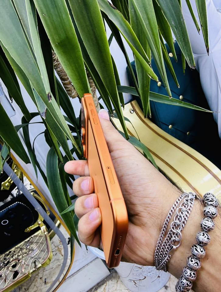 السلام عليكم ايفون 17 برو ماكس 

ضمان ماستر شرق اوسط شريحة 

بطاريته 100 
النظافه 100 مشحون 58 مره 
غراضه كامله بيع او مراوس 

سعره 2175 الف مكاني بغداد الغدير 

*********** واتساب
