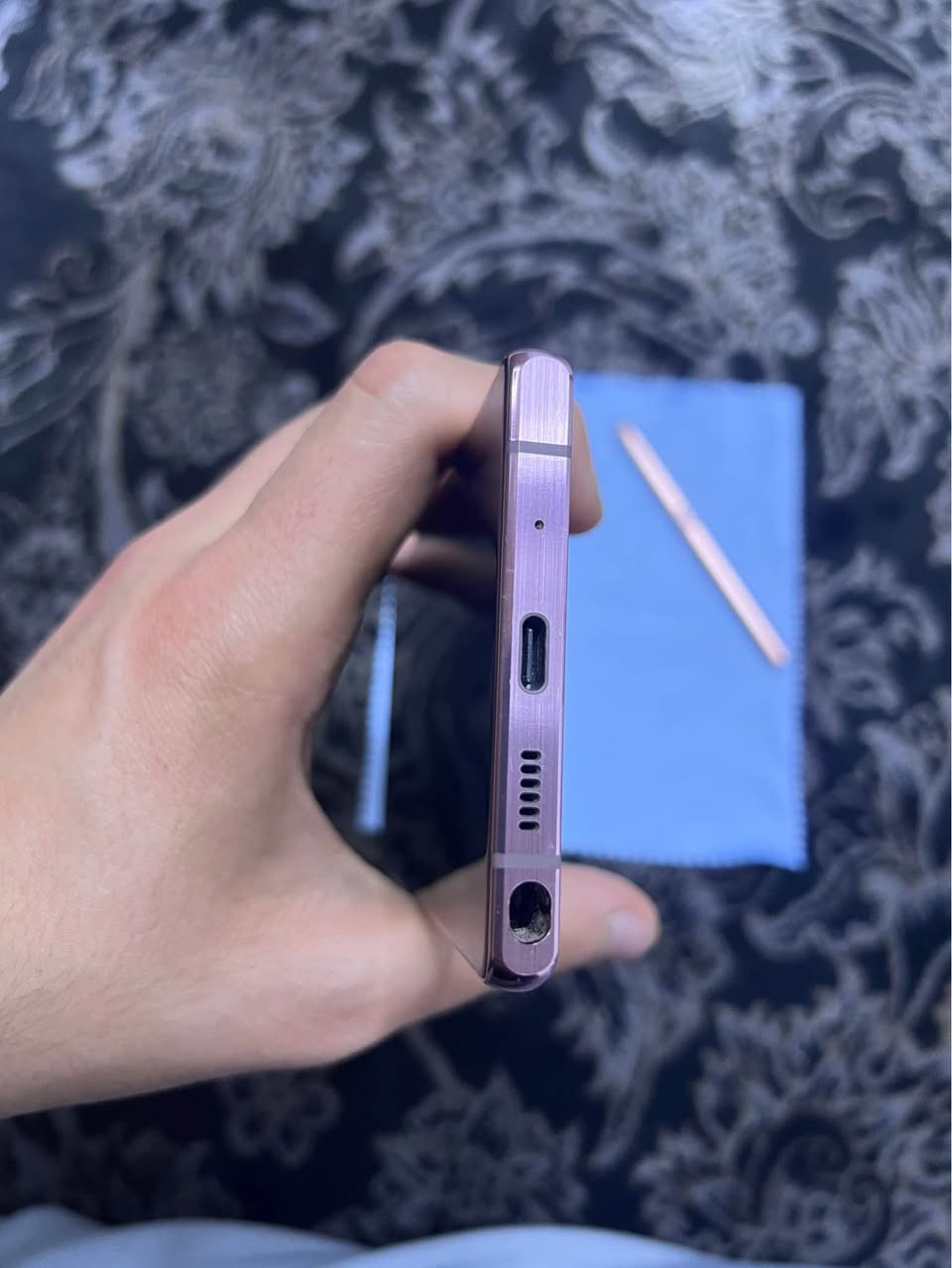 سلام علیکم👋🏻
(Galaxy note20 5g)بۆ فۆرشتن
ڕەنگی بڕۆنزە 
١٢٨ گێگای ڕام ٨ ئەوروپیە نەکراوەیە دوو سیمە هیچ کێشەیەکی نیە تەنها تۆزێک وردە شوختی هەیە و قەڵەمەکەی بەشی ژێرەوەی شکاوە بەس ئیش ئەکات بێ کێشە بۆ دەرکردنی بە شتێکی تیژ کێشەی نابێت. خۆتان نرخ بنوسن🖤سلێمانی-*********** السليمانية, العراق
