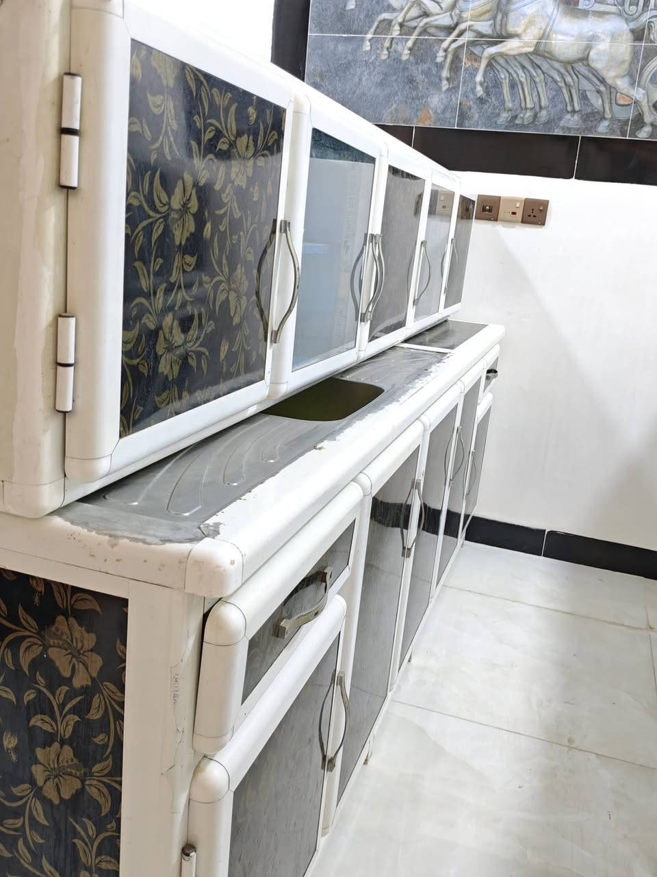 كاونتر اخو الجديد تفصال قديم
اربع قطع نضافته 90% سعره 500 وبي مجال بصيط  
المكان كوت حي الجهاد ***********
