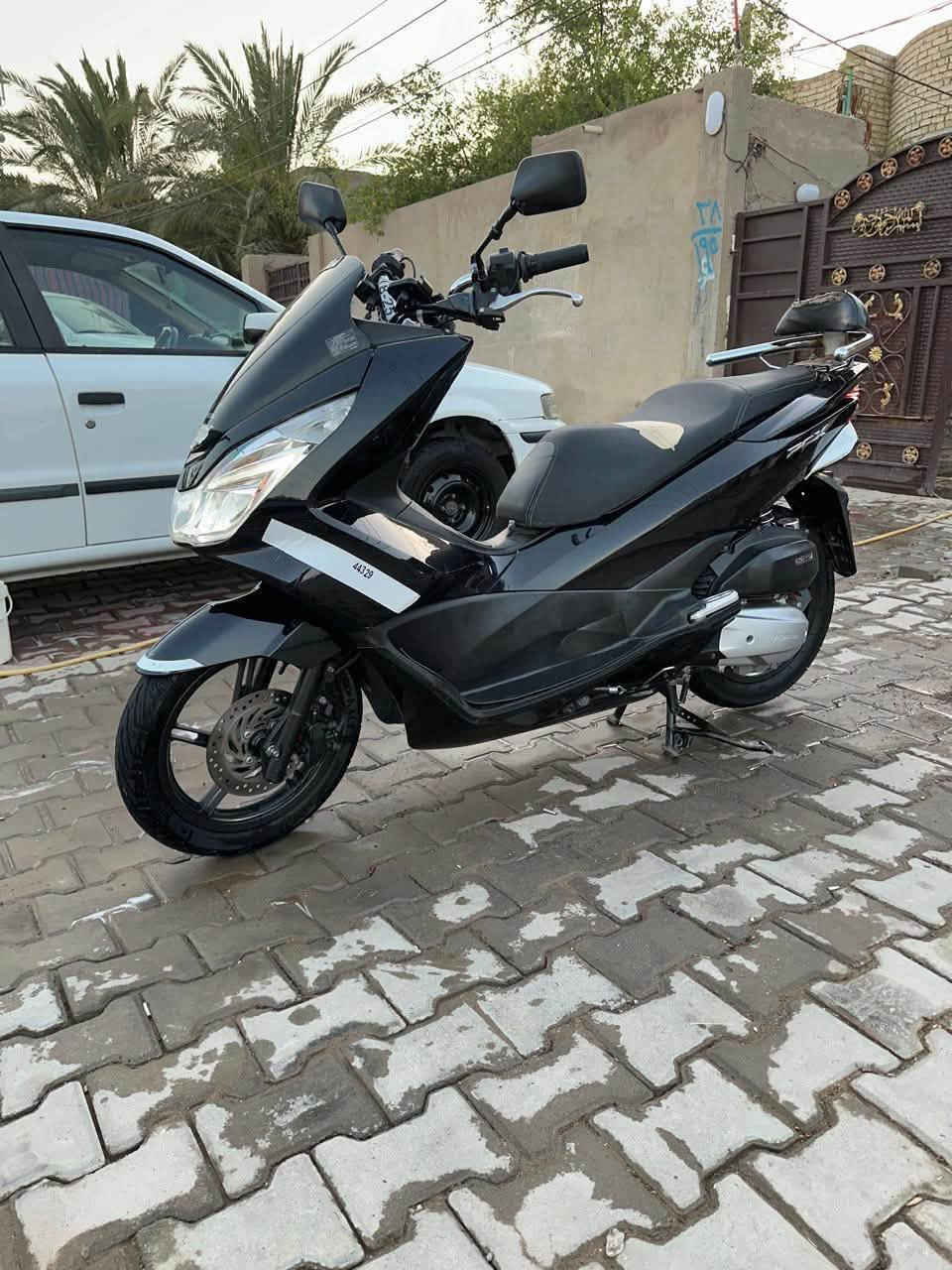 السلام عليكم 
إخوان دراجة PCX الجيل الثاني محرك 125 ياباني الدراجة مكفوله كفالة عامه مكان بغداد مدينة الصدر السعر 14  ***********
