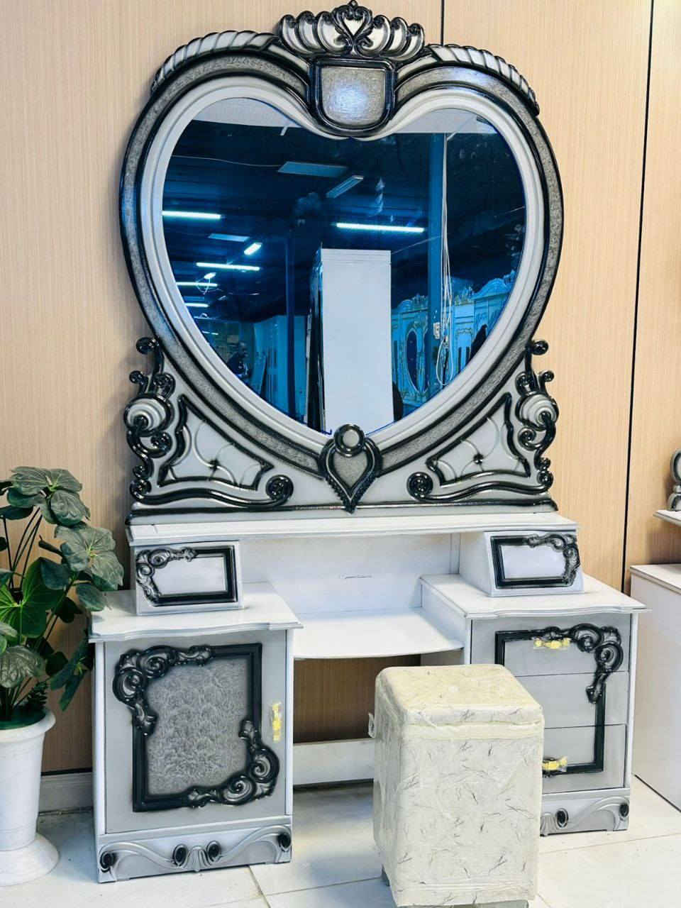 غرف نجاره عراقيه صاج خشب عراقي 💯💯

تتكون من ١٠ قطع 

عرض الكنتور٣مترات و٢٠سم

ارتفاع الكنتور مترين و٤٥سم

السرير بلوك ٦ ارجل

طول السرير 200 سم 

عرض السرير 160 سم 

الضهر شد براغي

الزاويه بارتفاع الكنتور 
🚚 التوصيل: متوفر لجميع محافظات العراق
📩 للطلب أو الاستفسار: تواصلوا خاص.


**إذا كنت صاحب هذا الإعلان وتريد حذفه لأي سبب، رجاءا أرسل رسالة إلى الدعم الفني**