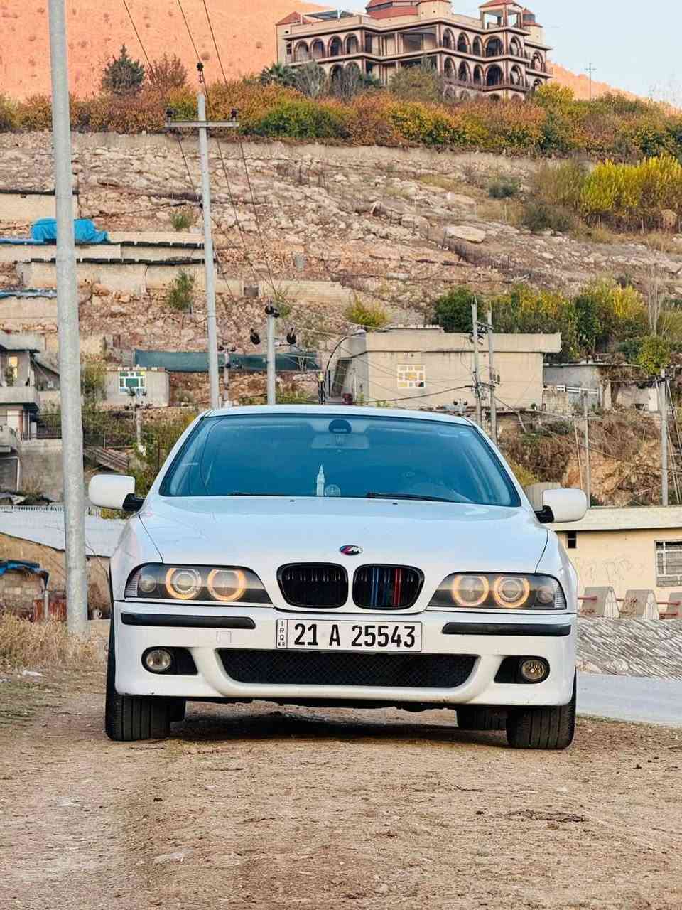 به ناوی خوا بیئێم e39مۆدێل 1997 مەکینە 525i مە کینەی تازە گۆڕاوە شتی سفر کردوەتە سەری  گیڕی بە شەرەت تەقەوو ڕەقە بەشەرت
تایەوو ویلی m دووسایز دەعامی دواوو پێش کراوە بە ئێم  ناوو داخیلی جڵد نیە پە ڕۆیە  تە بردی هیچ کیشەی نییە تەنیا ڤانی هەواکەی ئیش ناکات ئەوو پیشنی وەستام دوە کێشەی کارە بایی هه یە  
وەکوو بۆ یاغ بۆنیتوو چە مەلەغی سەکنوو نیوو دەرگای سەکەن  چاملغەکە ناووی گرتوە  باقی بیلی شەریکەیە 
سە یارەکە زۆر بە قوەتەوە بێ کیشەیە سە نەووی مانگی 12 یی 2025 بەسەر چووە  غەرامەوو هه موو شتی بەشەرت بە ناوو کردن بەشەرت  بەس سعرەکەی ماوە سعەرکەشی 85 مەجالیکی کەم  بۆ پەوەی ندی کردنیش ***********  وەتس ئاپیشی لە سەرە  هه موو شتکانم نووسیوە  لە خزمەتانم
