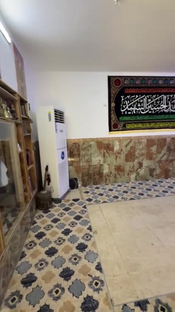 السلام عليكم بيت للبيع بقطاع 35 الشارع العريض مساحة 144 واجهة 8 نزال 18 طابقين بناء 2008 البيت نضيف بي كراج للسياره و حديقه للبيت مرتبه و مغلقه وبيه حوض سمج وشلال مال مي شي مرتب يعني 
الطابق الأول استقبال جبيرة و صاله وهول وغرفه ومطبخ وبصفه ترك يصلح مطبخ حار و حمام و تواليت داخلي + خارجي غربي وشرقي 
وطابق الثاني 3 غرف وصاله وحمام 
والسطح مرتب و بي مخزن 
السعر 250 وبي مجال 
للاستفسار اتصل على الرقم وتدلل
‭***********
