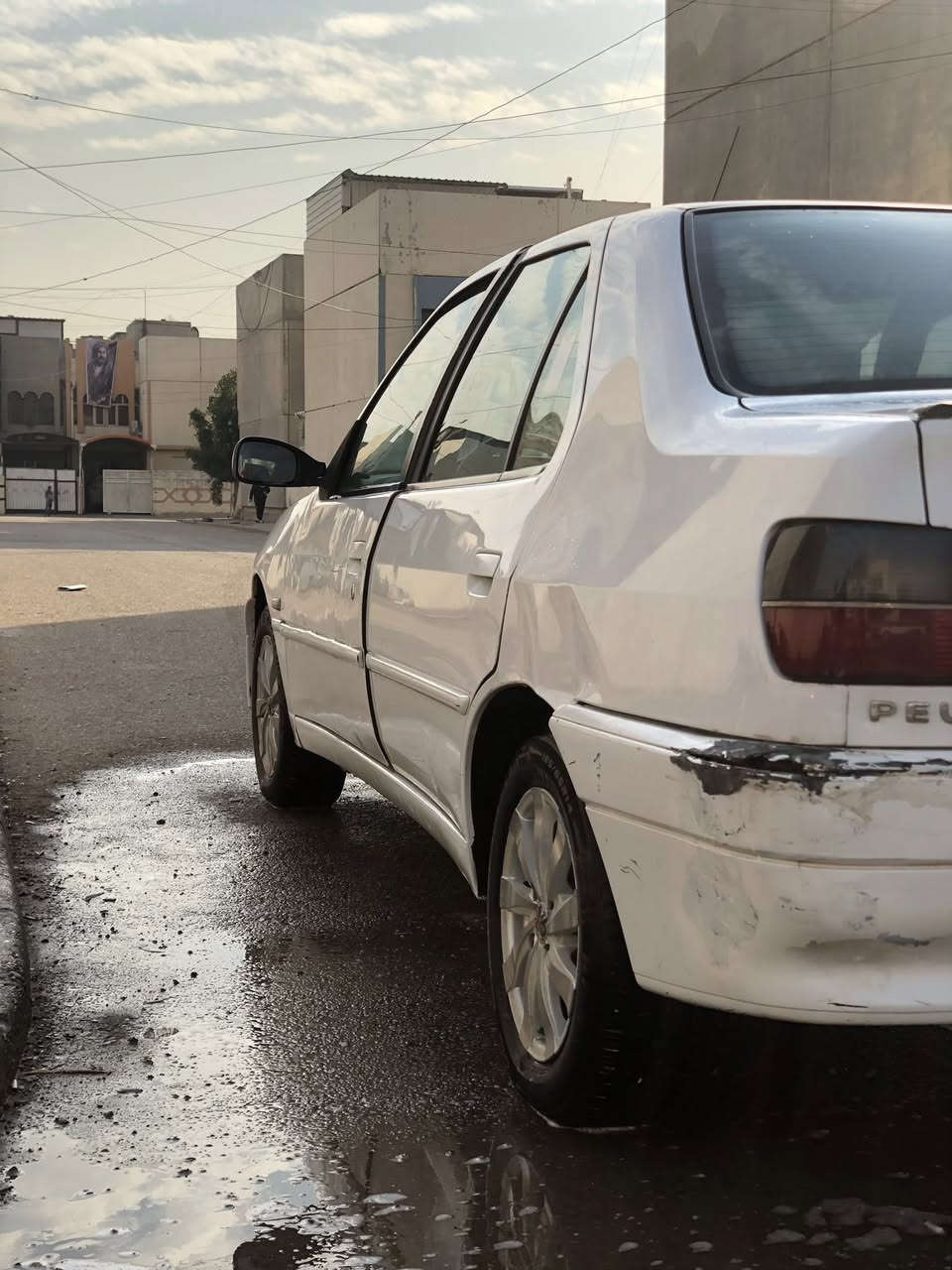 سلام عليكم بيجو فرنسي 2001 السياره قطره صبغ ما بيه كير محرك سليم السياره بيه ضربه بل باب مرجعيه عل بارد رقم السياره انكليزي 
السعر 52 وبيه مجال 

رقمي بس واتساب ***********
