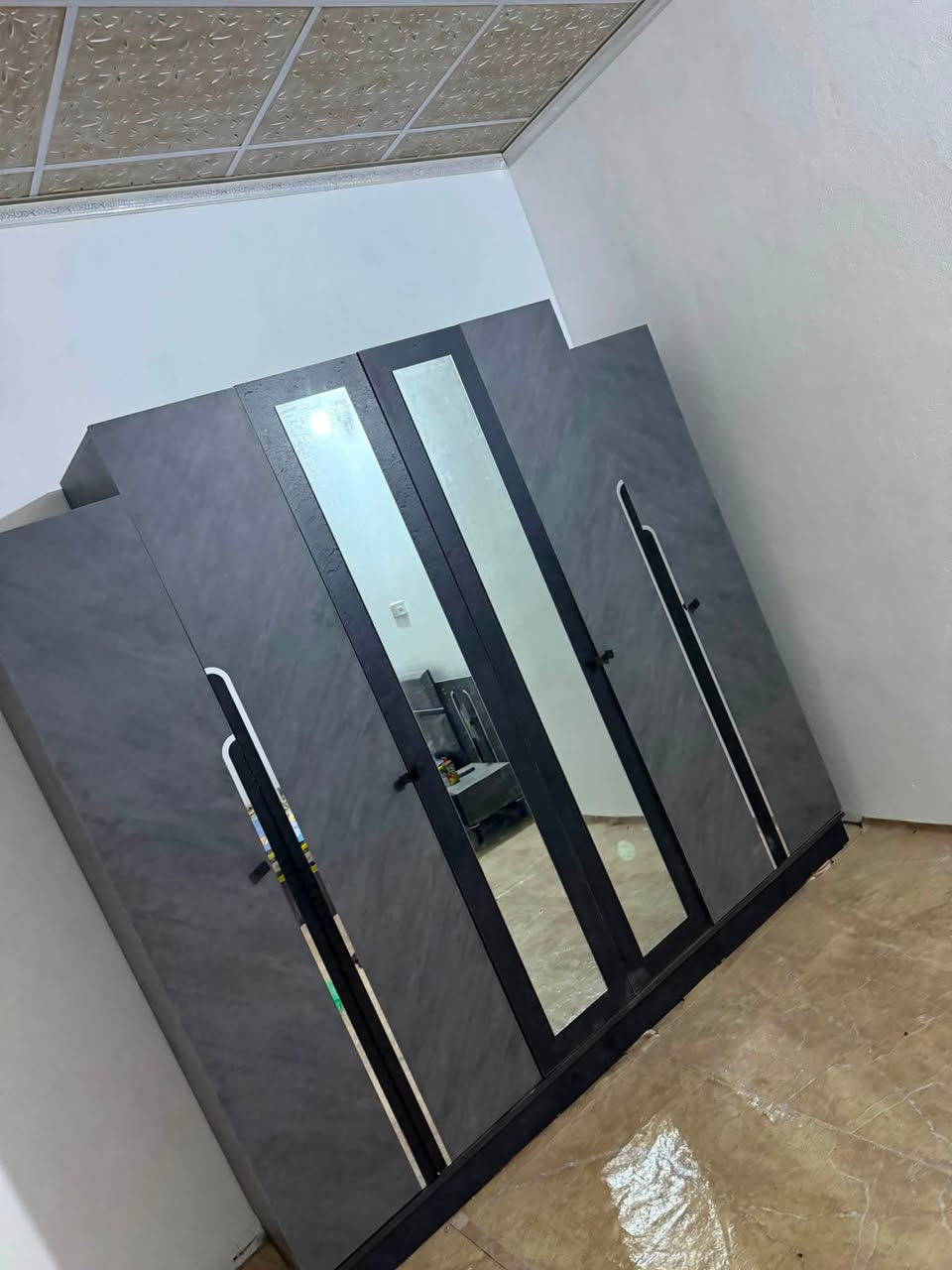 سلام عليكم غرفه تركيه للبيع جديده شادهه صار سبوع غير مستخدمه مشتريهه ٧٧٥نهايتهه ٤٥٠الف عنواني شارع المطار القديم رقمي ***********
