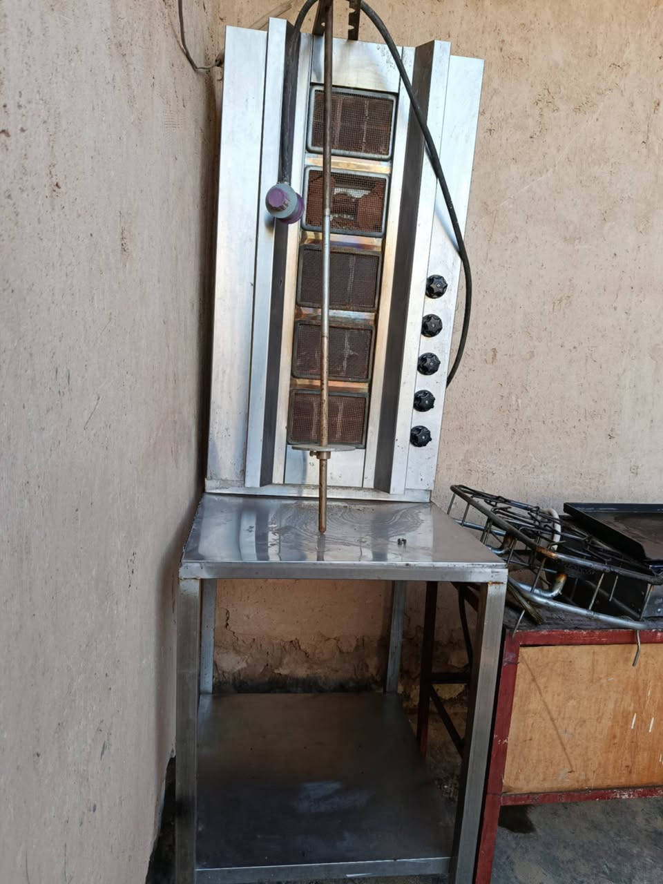 شوايا شاورمه. سعرها 300
كرين صاج سعره 100
2ميوزه و2كراسي سعرها 35
طباخ وميز. سعر75
مثرامه سعرها 270
جام خانه سعرها 200. 
#المكان حديثه يوجد توصيل مجاني


**إذا كنت صاحب هذا الإعلان وتريد حذفه لأي سبب، رجاءا أرسل رسالة إلى الدعم الفني**