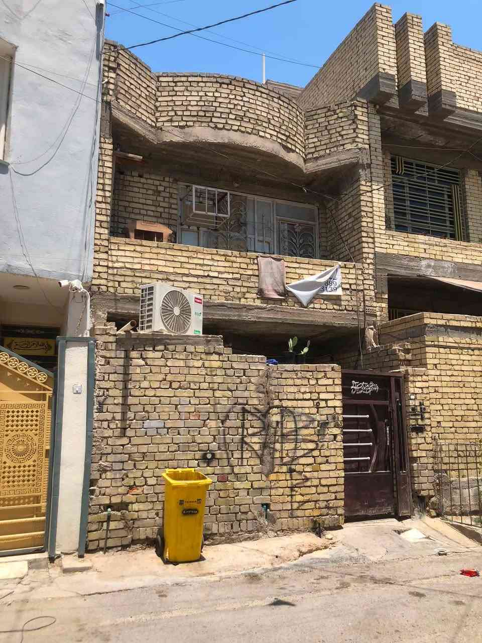 اسلام عليكم دار للبيع زراعي المساحة 100متر طابقين يحتوي الطابق الاول على استقال وحولي ومطبخ وخدمات الطابق الثاني غرفتين نوم السعر 125مليون قابل للتفاوض العنوان البلديات حي التراث خلف مدرسة المختار الابتدائية شارع حسينة ام البنين الاتصال ***********
