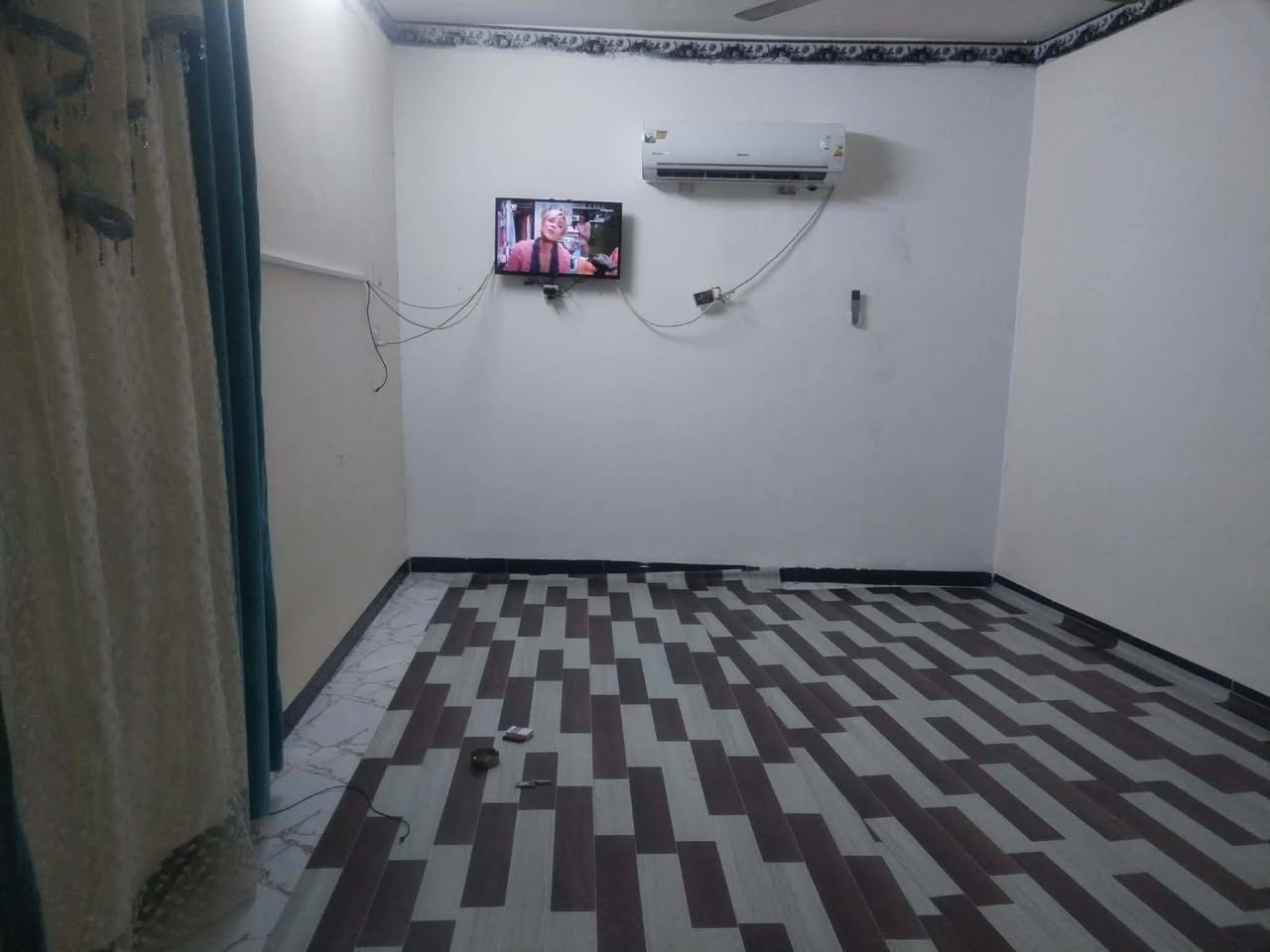 بيت ركن في حي الإعلام مساحته ١٠٠ متر*********** للإستفسار الاتصال على.. تحياتي
