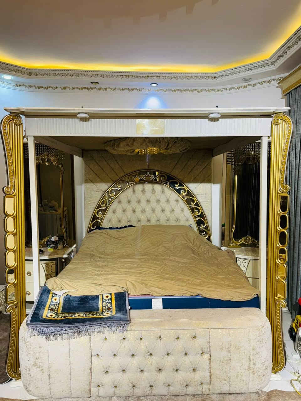 السلام عليكم غرفة نوم ملكيه 7 قطع مستعمله نظيفه جداً اناره ثريا بالچربايه وسبورت لايت وسبورت لايت ايضاً بالكومديات وسبورت لايت بميز مرايه 
السعر 1.750.000
غير متواجد ع النت مكلف بالنشر 
للتواصل على الرقم 
***********
