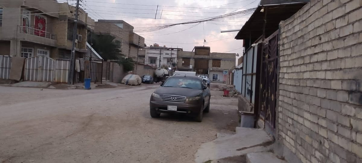 سلام عليكم
موقع البيت رئاسه العبيدي شارع 20 شارع ابو علي الدراجي اول فرع عل يسار او فرع خدمات حمودي لنهايته بصف الركن
البيت سعره نهايته  قفل من الاخير 90 مليون صافي فلوس التحويل عل مشتري
 البيت طابو صرف 
 مساحته 62 متر ونص طابقين
غير الطارمه تشجير يعني يصير وي التشجير 70 متر 
واجهة البيت 6متر ونص نزال 10
الطابق الاول الارضي ديوانيه او (الاستقبال)
وصاله هيه صاله وهيه مطبخ وحمام وتواليت و غرفه نوم جبيره وترك 
فوك غرفتين كبار على كد البيت 
البيت بناء جديد سنه 2022
خدمات كامله من تبليط ومجاري وكهرباء وقريب من شارع 20 تجاري وكلشي متوفر بي  وشارع البيت كلش عريض 
علي الصافي 
***********
***********
