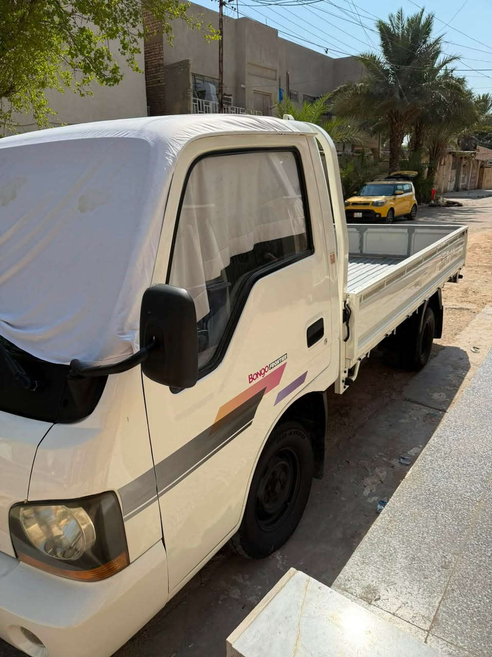 ‏سلام عليكم كيا حمل للبيع موديل 2004 صبغ فقط جمالية ما بها ضربة كل خيس ما أبيها صدر جديد امامي خلفي ومرتبه السيارة سلف***********
