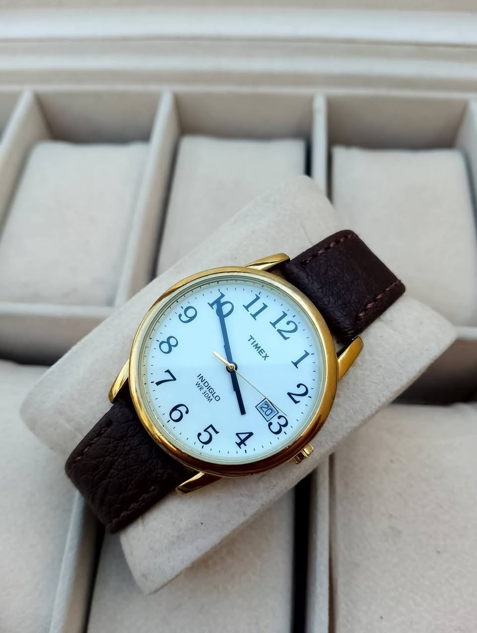 بسم الله الرحمن الرحيم 
تحيه طيبه للجميع ♥️ 
للبيع ساعه تايمكس 
براند امريكي اصلي
سير جلد طبيعي مبدل 
نافذه لعرض التاريخ 
مينه مضيئه ليلاً 
مكينه بطاريه 
السعر 30 الف 💵💵 
العنوان بغداد الدورة 
يوجد توصيل إلى جميع محافظات العراق وبغداد أيضاً 
للحجز والاستفسار المراسله على الخاص او على الرقم 
ه‍ *********** ☎️ متوفر واتساب
