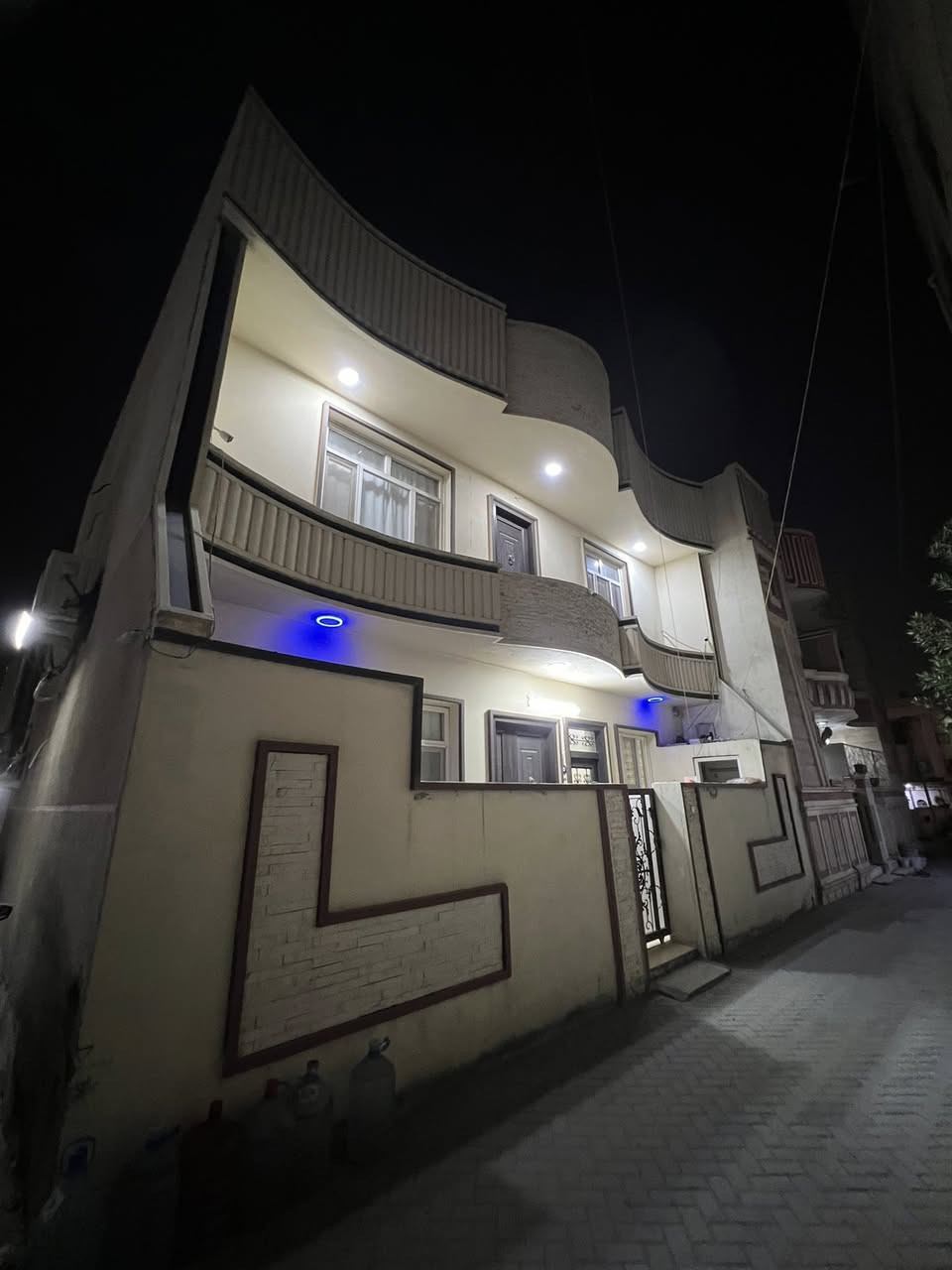 السلام عليكم 
دار للبيع في زيونة محلة 710 ركن المساحة 100 متر مربع 
 التوزيع الجديد 
البيت طابقين الطابق الارضي يحتوي على حمام خارجي ومخزن 
مطبخ بارد + مطبخ حار 
غرفة معيشة 
استقبال 
حمام الطابق الارضي
الطابق الاول يحتوي على 3 غرف نوم وحمام 
والطابق الثاني بيتونه وسطح كبير 
البيت نضام دكتات تبريد لكل طابق صاعد للسطح 
كل طابق تكدر تخلي اله مبردة يبرد جميع الغرف 
يتوفر في جانب البيت مكان سيارتين للبيت 

للاستفسار اكثر الاتصال على ***********
