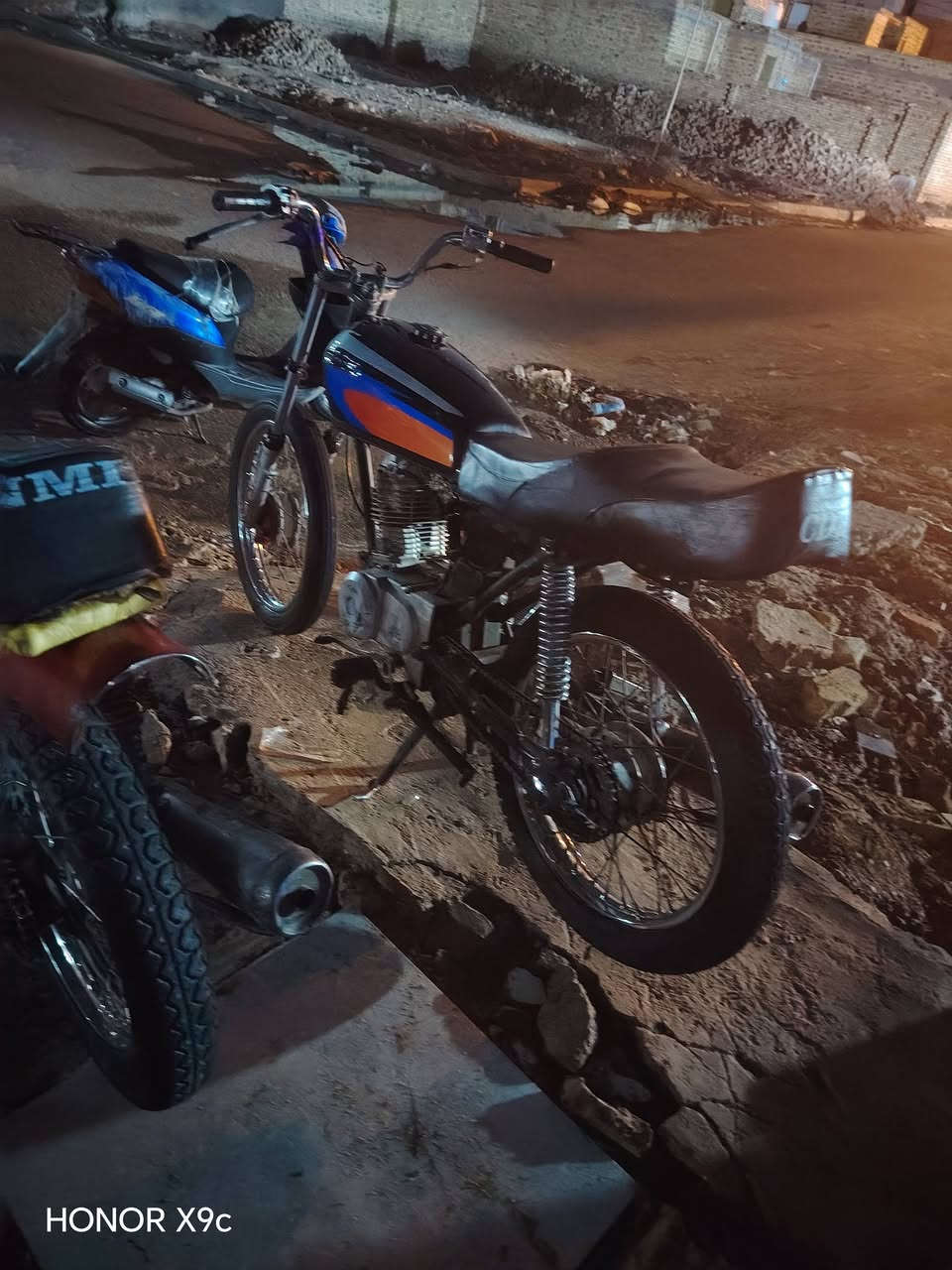 سلام عليكم
للبيع سعر 325 و بيه مجال الدراجه كلك..  يعني بدون اوراق.  ما ناقصه شي لا تبخر ولا تنقص و بيه صفاحيات سود بس اني شالعهم.  الدراجه بيه شلعه قويه بلنمره الاوله تشوفه بعينك.  و سرعه كلش حلوه و قويه.  دراجه ما ناقصه شي ولا تبخر ولا تنقص.   للتواصل واتساب.) *********** او علق واني اراسلك.  لمو شراي لا يجي. و يتعبني و يتعب روحه.
