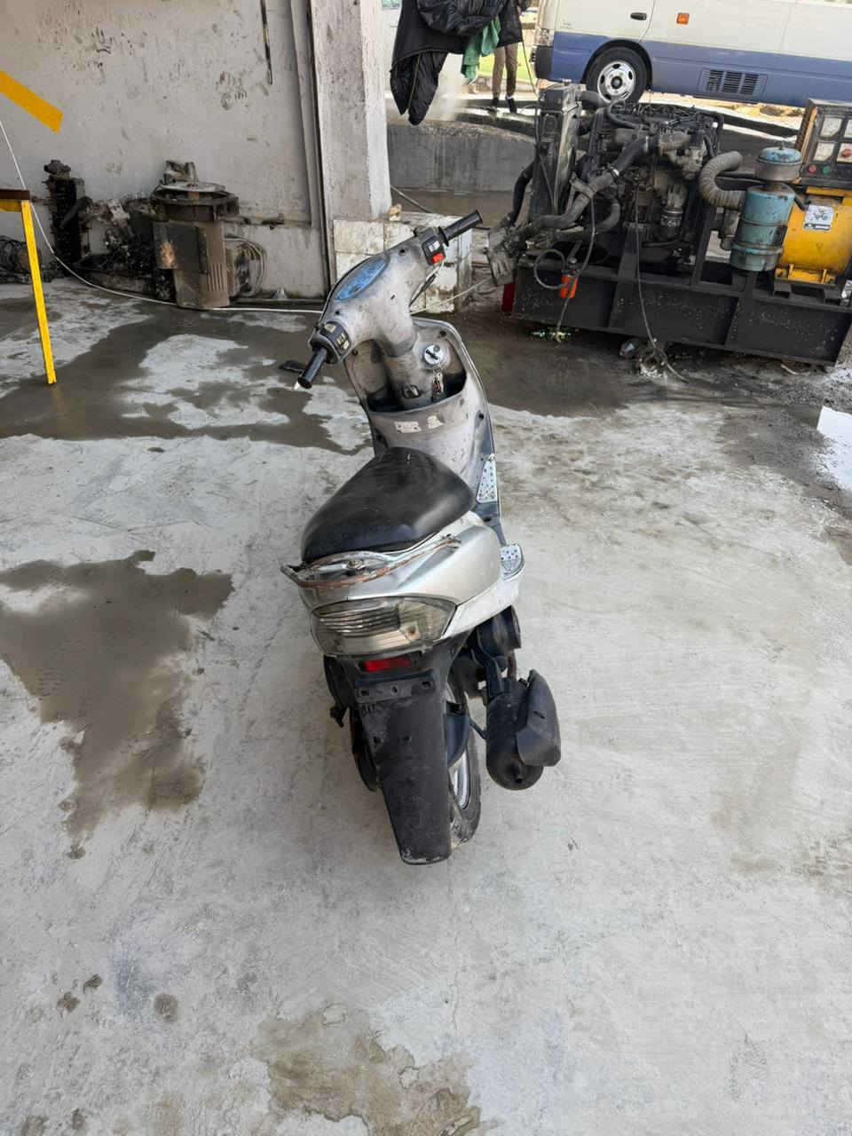 سلام عليكم ماكس منغولي للبيع او المراوس
دراجه مال رمبه جديده و مسويلهة ادامه 
( كلج خلفي امامي جديد _كابريتر جديد _ تاير خلفي جديد _ بنز بريك جديد _بلك جديد ) ما ناقصهة برغي 
مراوس ب سكنس نضيفه سعر الدراجه ٤٠٠ مكاني الدوره
رقمي *********** ما موجود.على الماسنجر
