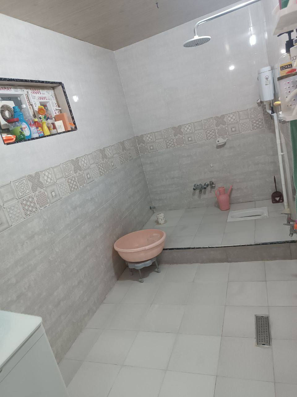 بيت طابو صرف مساحه 240 العنوان شارع 60 ركن على شارعين عالشارع العام عالي عن الشارع  البيت يحتوي على خمسه غرف نوم المساحه 5 × 4 ويحتوي على استقبال 10 امتار وصاله 9 امتار صاله ثانيه بالطابق الثاني سبعه امتار في اربعه ويحتوي على مجمعات صحيه عدد ثلاثه داخليه وخارجيه الطابق الاول يحتوي على غرفتين نوم صاله حمام مطبخ خمسه في اربعه الطابق الثاني يحتوي على غرف 3 نوم وصاله وحمام منور مطبخ خمسه في اربعه البيت مرتب وحلو ونظيف بنيانه مرتب الاستفسار على الرقم واتساب واتصال ***********
