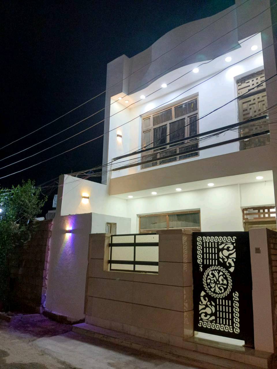 معروض للبيع بيت حديث مؤثث بالكامل بمساحة واسعة وتصميم عصري. يحتوي على غرف جلوس راقية وسلالم بأناقة عالية، مزودة بدرابزين معدني باللون الأسود والذهبي. كما يحتوي على مرافق صحية مجهزة بشكل مميز، بالإضافة إلى نوافذ واسعة تسمح بدخول الضوء الطبيعي بشكل رائع. واجهة البيت مزينة بإضاءة ليلية جذابة. هذا العقار يتمتع بجميع وسائل الراحة الضرورية ليكون منزل الأسرة المثالي.