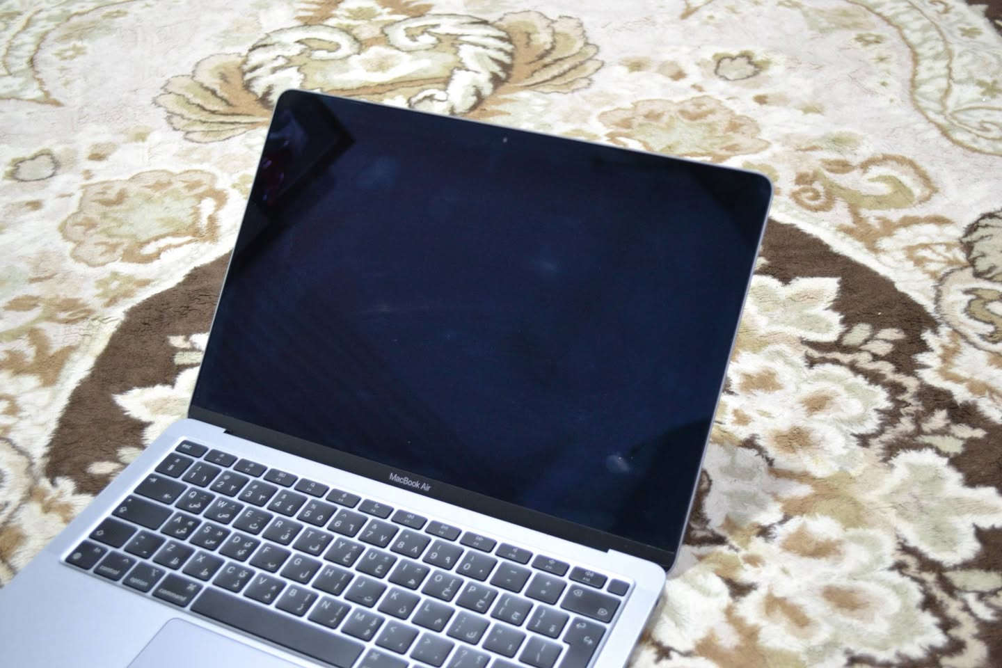 العنوان:
ماكبوك إير M1 (2020) – 8GB RAM – 256GB SSD – نظيف جداً

الوصف:
لابتوب Apple MacBook Air M1 إصدار 2020، بحالة ممتازة واستخدام خفيف.

المواصفات:

معالج Apple M1

ذاكرة 8GB RAM

تخزين 256GB SSD

بطارية 95% (أداء ممتاز)

الحالة:

الجهاز يعمل بشكل ممتاز بدون أي مشاكل

نظيف جداً ومُحافظ عليه

يوجد خدش خفيف جداً على الشاشة، لا يُلاحظ أثناء الاستخدام الطبيعي ويظهر فقط بزوايا معينة ومع إضاءة قوية

يوجد أثر بسيط جداً على الهيكل الخارجي

المرفقات:

الشاحن الأصلي

Macbook Box

ملاحظة:
الجهاز جاهز للاستخدام مباشرة
لأي تفاصيل إضافية، تواصل على الخاص

السعر:
650,000 دينار عراقي (قابل للتفاوض بالمعقول)
English Only...


**إذا كنت صاحب هذا الإعلان وتريد حذفه لأي سبب، رجاءا أرسل رسالة إلى الدعم الفني**